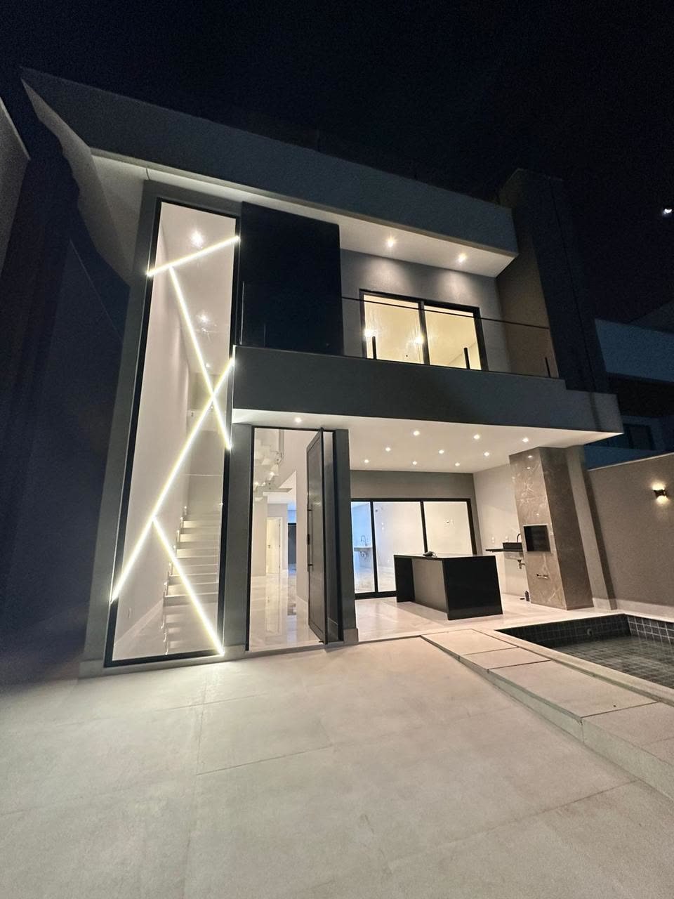 Fachada da residência à noite