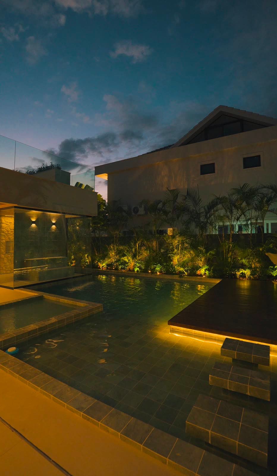 Piscina com hidromassagem e deck de madeira
