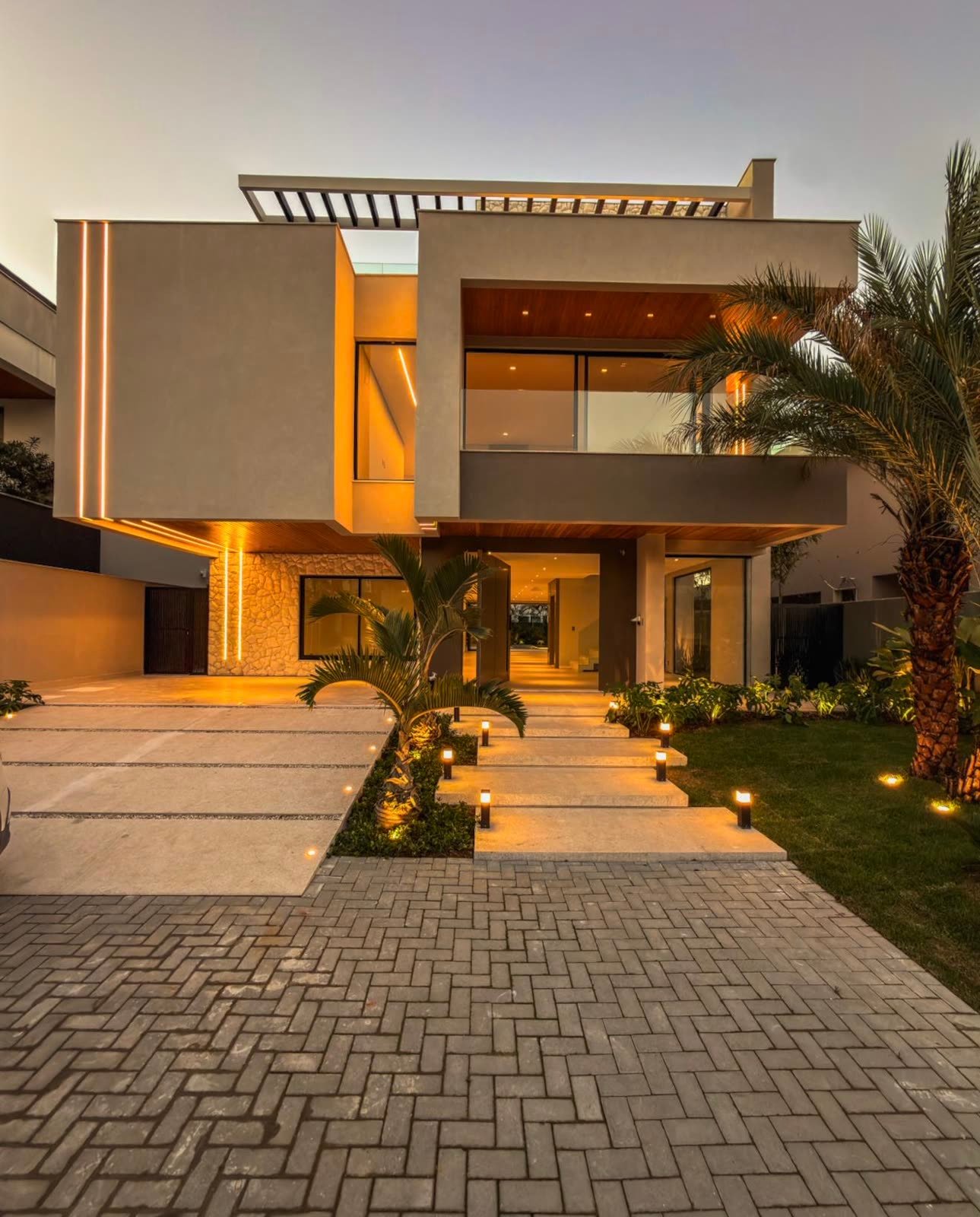 Fachada da residência ao entardecer